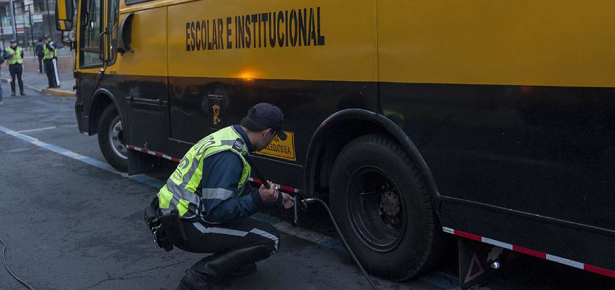 Antes del inicio de clases, los buses que transportan estudiantes deben pasar por una revisi&oacute;n vehicular.