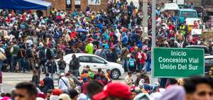 Al puente de Rumichaca arriban m&aacute;s de 60.000 ciudadanos venezolanos para dirigirse a Ecuador, Per&uacute; y otras naciones.