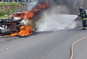 Un incendio vehicular se registr&oacute; en la av. Sim&oacute;n Bol&iacute;var, en el sector de Pomasqui.