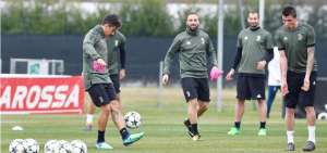 Mandzukic y &Aacute;lex Sandro son convocados por la Juve ante el Real Madrid