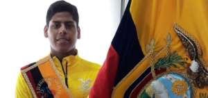 David Farinango recibe el Pabell&oacute;n Nacional que flamear&aacute; en Doha