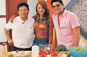 Isabel Mestanza junto a Oswaldo Segura y Emilio Pinargote, durante un segmento de cocina.
