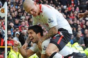 El delantero uruguayo Luis Su&aacute;rez (abajo) marc&oacute; el &uacute;ltimo tanto del partido. Foto: EFE