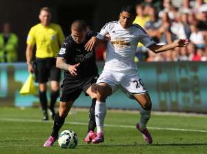 Jefferson Montero (d.) entr&oacute; al minuto 66 del partido entre el Swansea y el Burnley. Foto: AFP