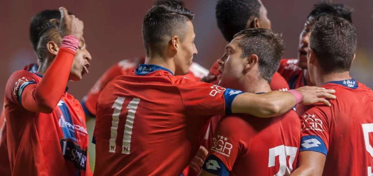 El delantero Manuel Balda (11) celebra el segundo tanto contra Liga de Quito, en la victoria de El Nacional en el estadio Casa Blanca.  