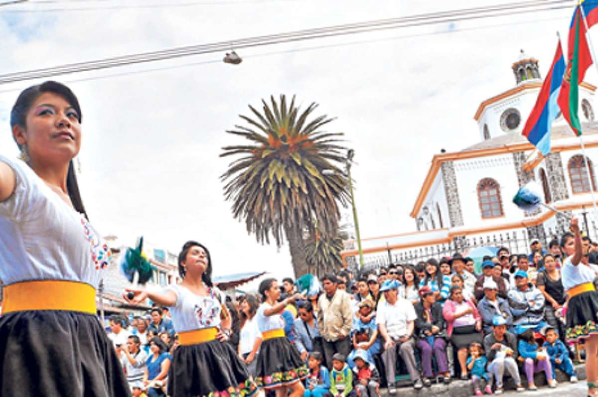 El desfile en Latacunga tuvo un enfoque pluricultural y atrajo a cientos de ciudadanos a las avenidas. Foto: Silvia Osorio.