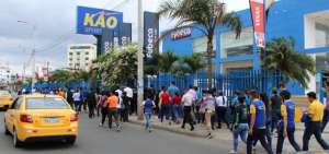 En Manta, ciudadanos evacuaron un centro comercial tras escuchar las alertas del SAT.