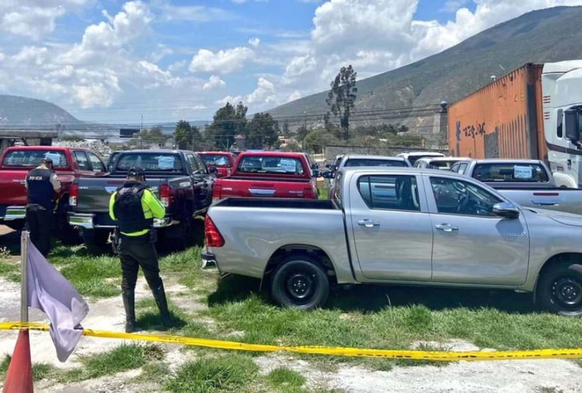 Policía recupera 22 de los 24 vehículos robados de una concesionaria en Quito