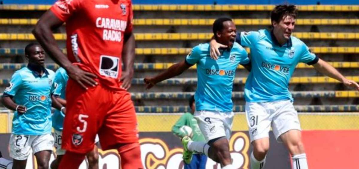 Federico Nieto (d) fue prestado por Barcelona el a&ntilde;o pasado para que el atacante vistiera la camiseta de la 'chatole&iacute;'.