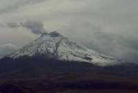 Cotopaxi expulsó una nube de vapor y gases de 700 metros de altura