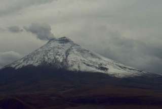 Cotopaxi expulsó una nube de vapor y gases de 700 metros de altura