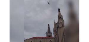 Cay&oacute; cruz de la Catedral de Guayaquil en intento de remoci&oacute;n con helic&oacute;ptero