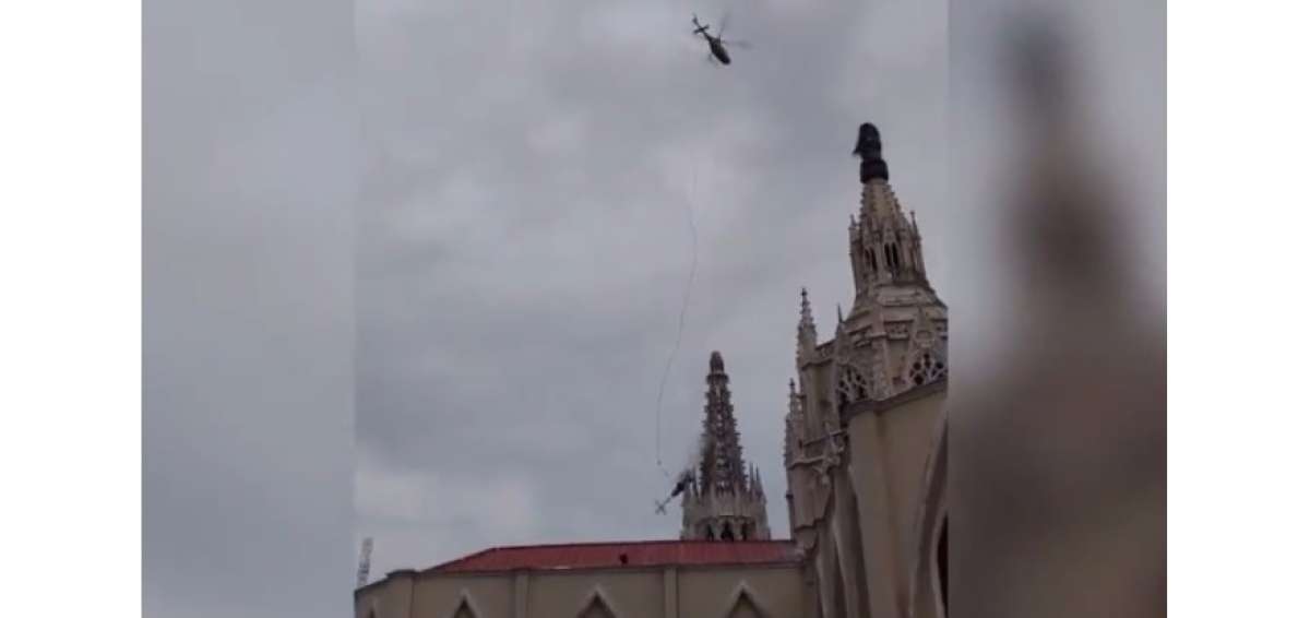 Cay&oacute; cruz de la Catedral de Guayaquil en intento de remoci&oacute;n con helic&oacute;ptero