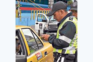 Arranc&oacute; el control de emisi&oacute;n de gases en carros livianos y buses en la capital