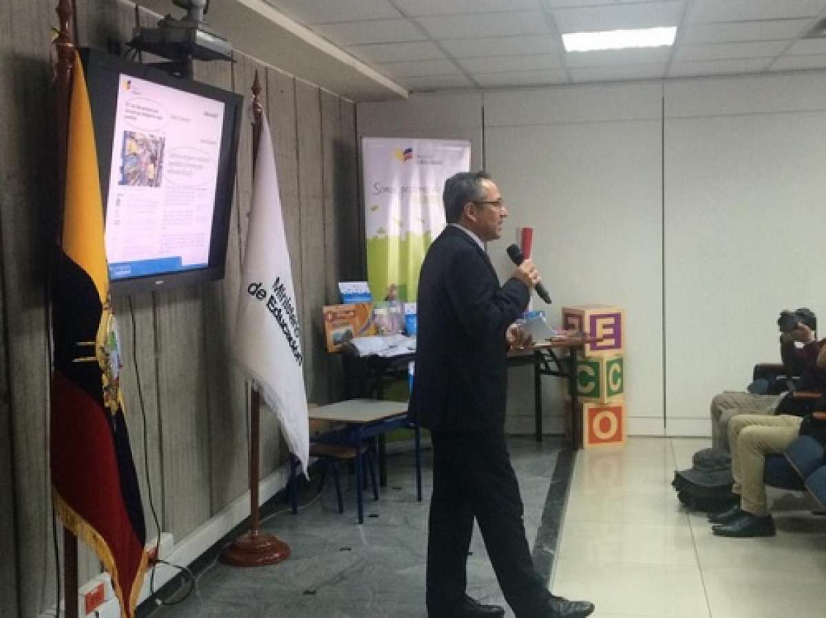 Espinosa dijo que la industria local est&aacute; en la capacidad de producir el 100% de implementos escolares. Foto: Cortes&iacute;a 