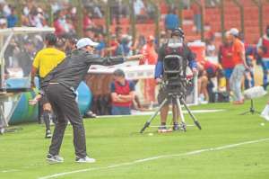 El entrenador argentino Luis Zubeld&iacute;a da indicaciones durante el partido contra Emelec. Foto: John Guevara | El Tel&eacute;grafo