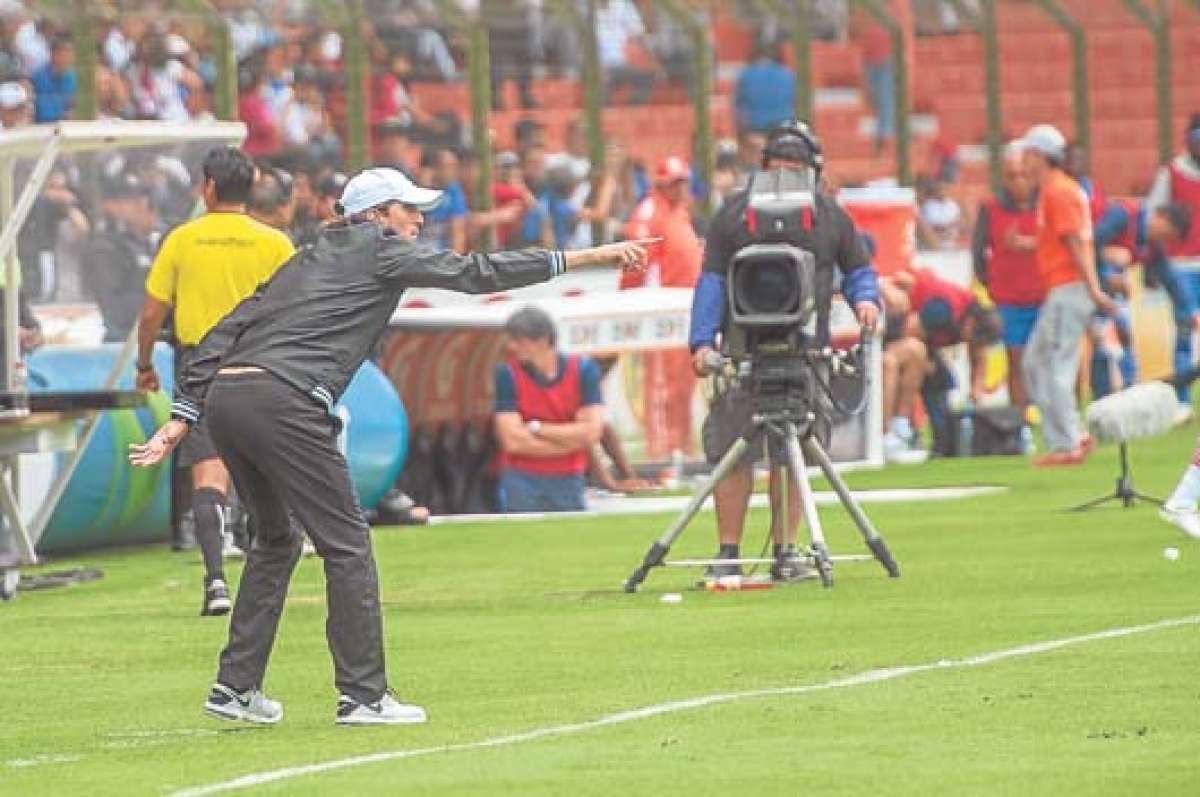 El entrenador argentino Luis Zubeld&iacute;a da indicaciones durante el partido contra Emelec. Foto: John Guevara | El Tel&eacute;grafo