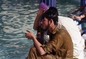En Karachi la temperatura baj&oacute; en las &uacute;ltimas horas de 45 a 38 grados cent&iacute;grados. Foto: AFP 