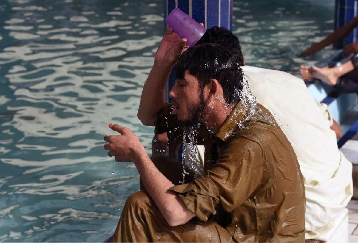 En Karachi la temperatura baj&oacute; en las &uacute;ltimas horas de 45 a 38 grados cent&iacute;grados. Foto: AFP 