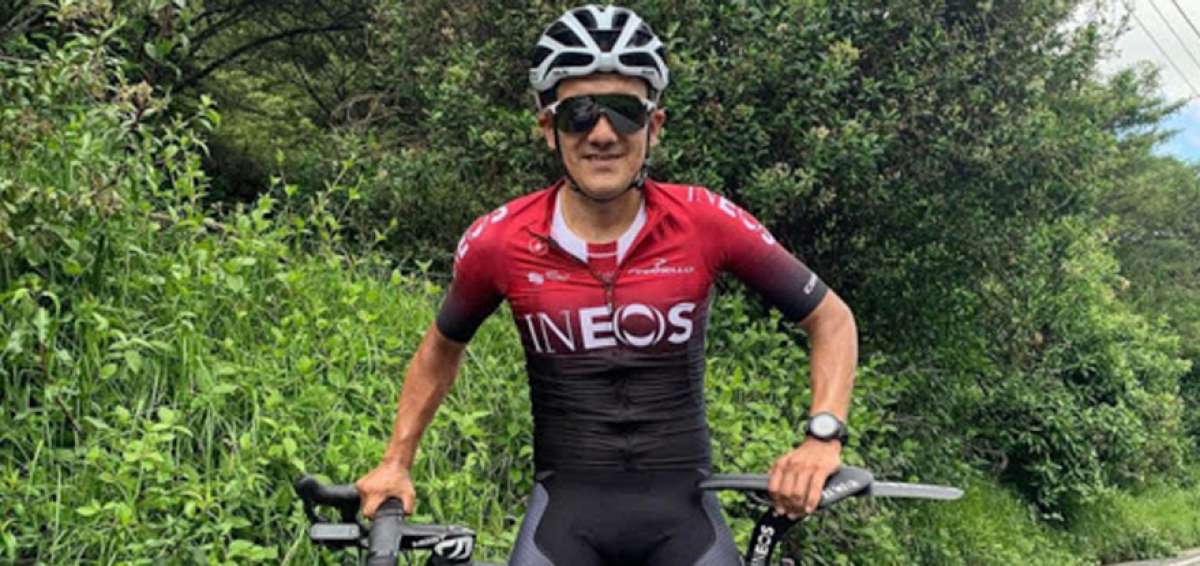El ciclista ecuatoriano Richard Carapaz (c) encendi&oacute; la pol&eacute;mica sobre la participaci&oacute;n tricolor en Tokio 2020 al no tener comunicaci&oacute;n con la Ecuatoriana de Ciclismo.