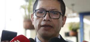 El fiscal Fabi&aacute;n Salazar ofreci&oacute; declaraciones tras el diferimiento de la diligencia.