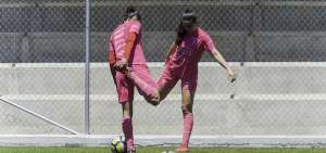 Futbolistas que act&uacute;an en el combinado femenino de Ecuador, durante un entrenamiento en la cancha sint&eacute;tica de la Casa de la Selecci&oacute;n.