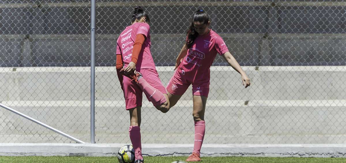 Futbolistas que act&uacute;an en el combinado femenino de Ecuador, durante un entrenamiento en la cancha sint&eacute;tica de la Casa de la Selecci&oacute;n.