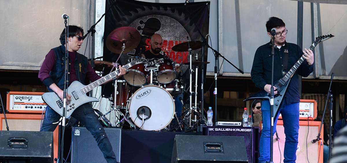 El tr&iacute;o que compone Priorato (Omar Paucar, &Aacute;lex Castro y Caluco Rold&aacute;n) durante la &uacute;ltima edici&oacute;n de la Semana del Rock, en la Plaza de la Rep&uacute;blica.