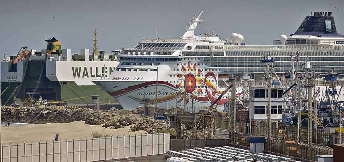 El movimiento de naves en los muelles internacionales del puerto de Manta dinamiza la econom&iacute;a de los habitantes.