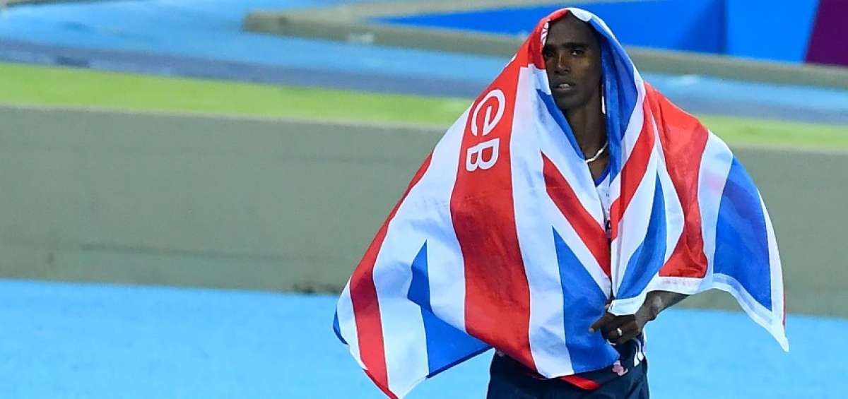 Mo Farah se arropa con la bandera de Gran Breta&ntilde;a al obtener la medalla de oro en los 10.000 metros planos. Ayer se clasific&oacute; a la final en los 5.000.  
