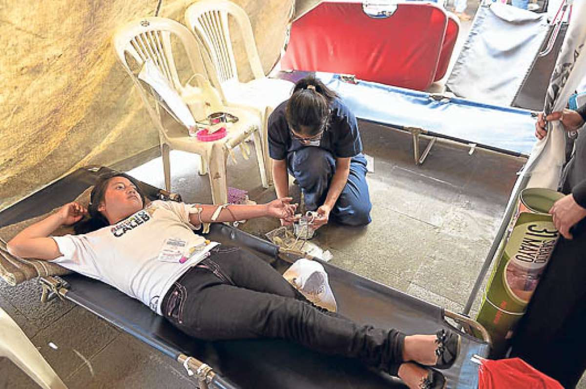 Estudiantes del colegio Adventista dieron el ejemplo, siendo los primeros en donar sangre. Roberto Ch&aacute;vez | El Tel&eacute;grafo
