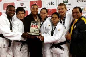 De izquierda a derecha. Vanesa Chal&aacute;, Israel Verdugo, Diana Chal&aacute;, Estefan&iacute;a Garc&iacute;a, Diana Cobos y Len&iacute;n Preciado. Foto: Cortes&iacute;a