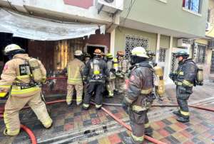 Cuerpo de Bomberos de Guayaquil trabaja para sofocar un incendio en Sauces 8