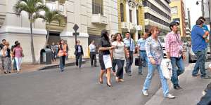La avenida 9 de Octubre (en el centro) fue utilizada para evacuar al personal del edificio La Previsora. Foto: William Orellana / El Tel&eacute;grafo