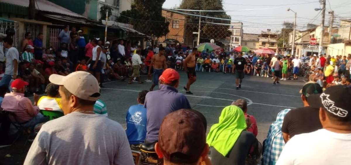 El ecuavoley compite con el indor en las calles de Guayaquil