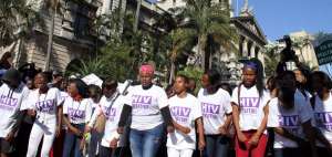 Activistas marchan en las calles de Durb&aacute;n, Sud&aacute;frica, en el marco de la XXI Conferencia de VIH  
