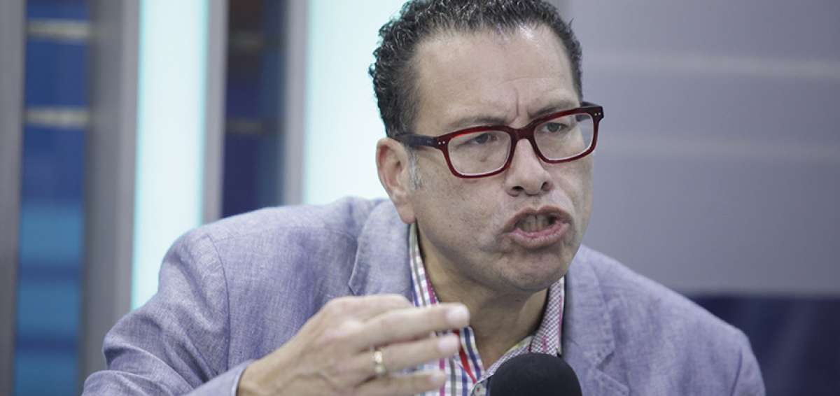 Phillip Butters es administrador de empresas, comentarista deportivo y conductor de radio y televisi&oacute;n.