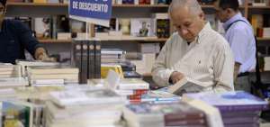 Los lectores acuden a encuentros, como las ferias del libro, para poder hallar ofertas y encontrar qu&eacute; leer. 