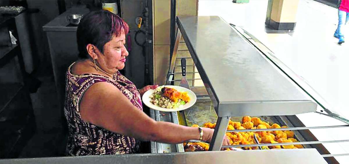 Seg&uacute;n el n&uacute;mero de platos que venda, Gladys Quinaloa les toma el pulso a las ventas.