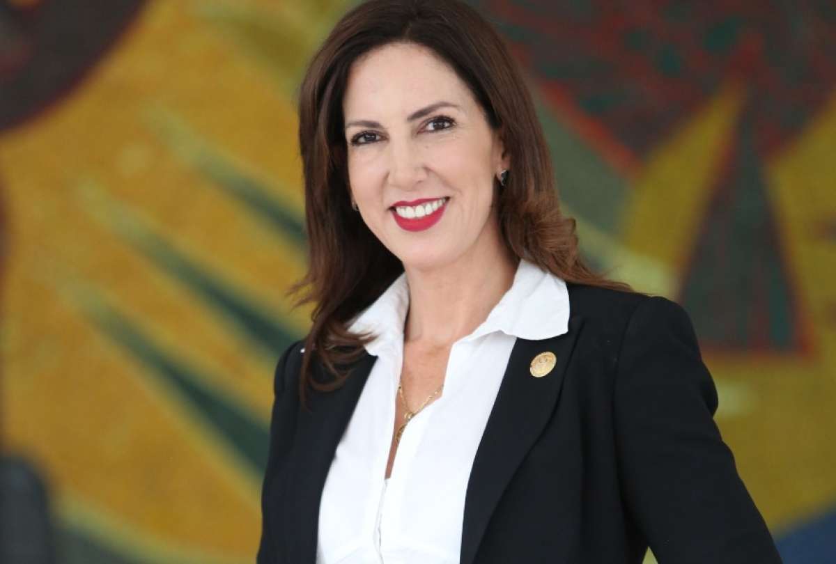 La ministra Alegría Crespo charló acerca de los planes para la reinserción de estudiantes y la intervención de la Policía Nacional en entidades educativas, entre otros temas.