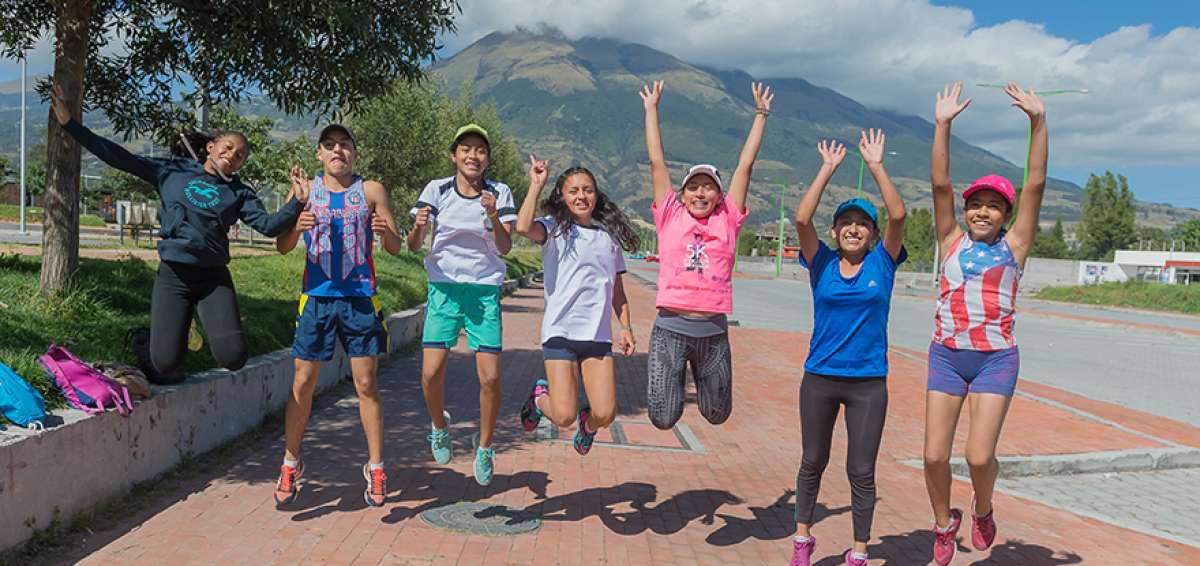 Glenda Morej&oacute;n (centro, sin gorra) se ejercita junto a otros alumnos de la escuela Tarquino Jaramillo.  