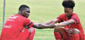 Los futbolistas Stiven Plaza (i) y &Aacute;ngelo Preciado, de Independiente del Valle, durante la &uacute;nica pr&aacute;ctica que realizaron en el pa&iacute;s antes de viajar.