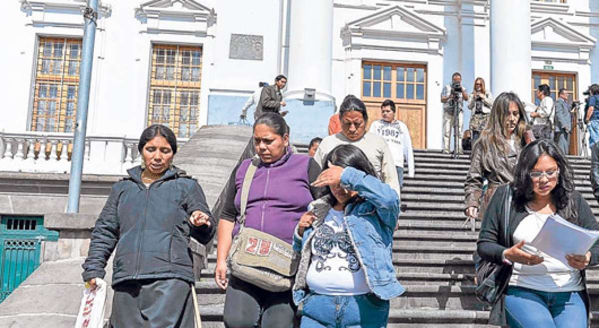 Padres de familia de los estudiantes del Mej&iacute;a implicados en las marchas del 17 y 18 de septiembre acudieron a una reuni&oacute;n con autoridades del plantel. Foto: Miguel Jim&eacute;nez / El Tel&eacute;grafo