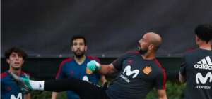Pepe Reina se queja del bal&oacute;n tras el fallo de Muslera