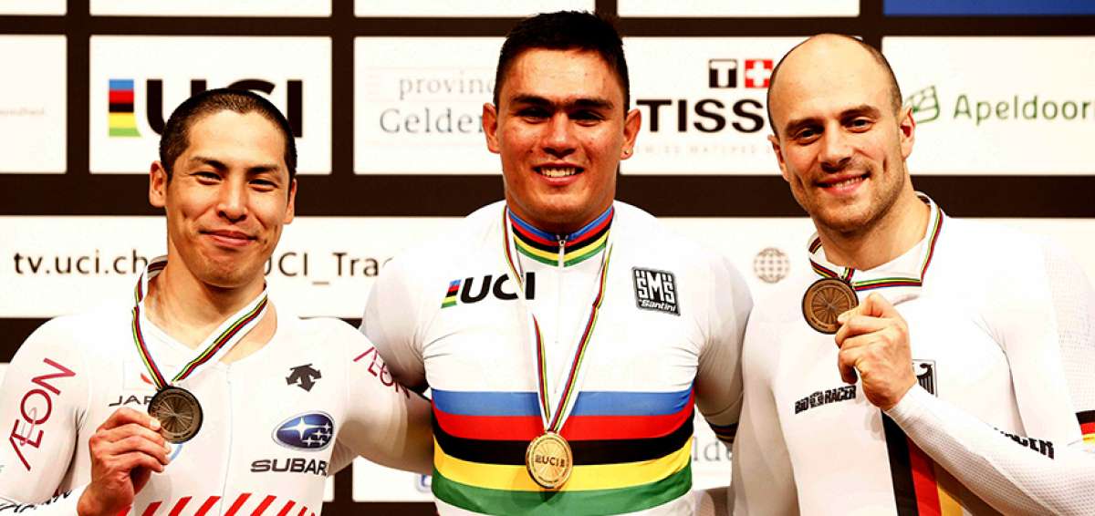Fabi&aacute;n Puerta (centro) posa junto al japon&eacute;s Tomoyuki Kawabata y el alem&aacute;n Maximilian Levy.   