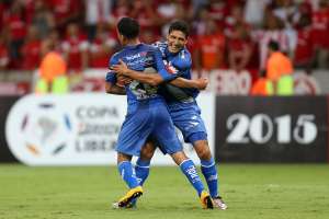 Fernando Gim&eacute;nez junto a Robert Burbano festejando el 1-1 de Emelec en el primer tiempo. Foto: AFP