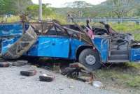 Al mnenos 38 personas perdieron la vida, cuando un autobús cayó a un precipicio en Panamá. 