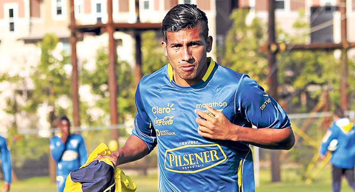 El volante del Cruz Azul de M&eacute;xico, Joao Rojas, trota durante una pr&aacute;ctica de la Selecci&oacute;n ecuatoriana en la Universidad de California en Irvine, Estados Unidos. Foto: Cortes&iacute;a