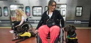Magdalena Espuey (der.) y Valentina Esp&iacute;ndola viajan en sillas de ruedas en el metro asistidas por sus perros de servicio en Buenos Aires. Es una experiencia conmovedora para algunos compa&ntilde;eros de viaje.