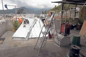 Carmen Bedoya observa las l&aacute;minas que fueron dobladas por el fuerte viento, el s&aacute;bado pasado en Quito. Hubo numerosos da&ntilde;os materiales. Foto: John Guevara /El tel&eacute;grafo